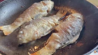 Tavada kızarmış balık.