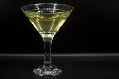 Siyah arka planda bir kadeh şarap.