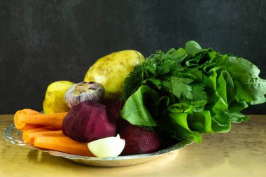 Bir kasede taze sebzeler.