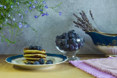 Böğürtlen ve süt bir bardakta