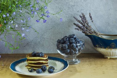 gözleme ve taze yaban mersini tabakta bal