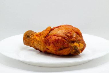 Kırmızı köri soslu ızgara ördek bacağı.