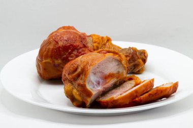 Baharatlı ve soslu ızgara tavuk.