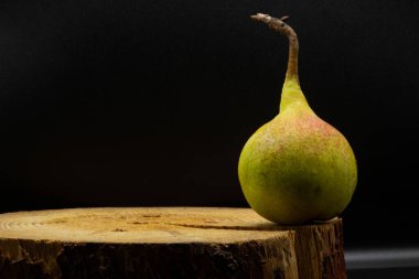 Ahşap arka planda armut.