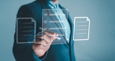 E-imza, elektronik imza, belge yönetimi, kağıtsız ofis. Avukat ya da İşadamı Belgeyi Kontrol Et ve Stylus kalem ile e-belge dijital sanal ekranda anlaşma imzala.