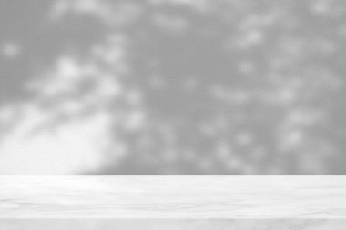 Beton Duvarda Ağaç Gölgesi Arkaplanda Beyaz Mermer Masa, Ürün Sunum Arkaplanı, Görünüm ve Moda İçin Uygun.