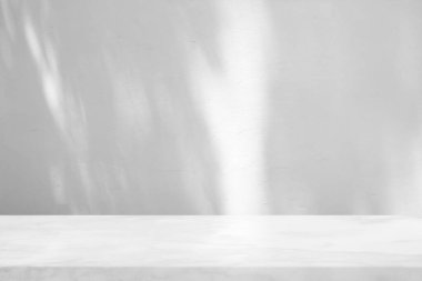 Beyaz Stucco Duvarlı Mermer Masa Işık Işını ve Gölgesi Arkaplanı, Ürün Sunumu, Görünüm ve Moda İçin Uygun.