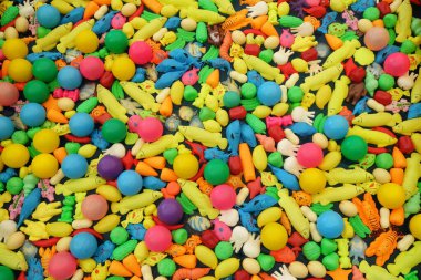 Balıkçılık Havuzundaki Renkli Plastik Balıklar ve Oyuncaklar.