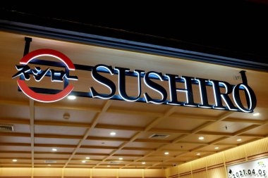 BANGKOK, THAILAND - Nisan 05, 2021: Sushiro Suşi Restoran İşareti. Sushiro, Japonya 'da Sushi zincirinin bir numaralı satışıdır ve Mart 2021' de Merkez Dünya, Bangkok, Tayland 'da ilk Tayland şubesini açmıştır..