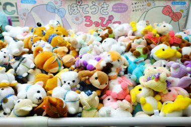 SAPPORO, JAPONYA - 11 Kasım 2019: vinç pençe makine dolabında oyuncak bebekler. AMUSE Co., Ltd., Japonya 'da 16 Mart 1990' da kurulan ünlü bir oyuncak şirketidir..
