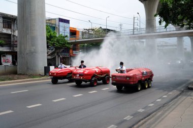 BANGKOK, THAILAND - 26 Nisan 2021: Mini Kamyonlar Bangkok Tayland 'daki Petchkasem Yolu' ndan dezenfektan püskürtüyor.