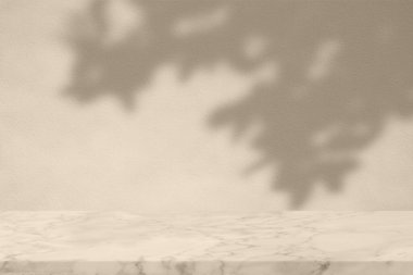 Beton Duvarda Bokeh Işıklı Beyaz Mermer Masa Sabit Şampanyalı Renkli Ton Ürün Sunumu, Görünümü ve Modifiye Edilmesi İçin Uygun.