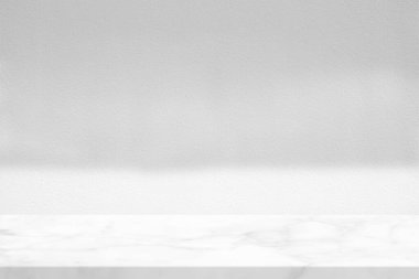 Beton Duvarda Işıklı ve Gölgeli Beyaz Mermer Masa, Ürün Sunum Arkaplanı, Görünüm ve Moda İçin Uygun.