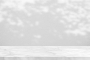 Beton Duvar Doku Arkaplanında Yaprakları Olan Beyaz Mermer Masa, Ürün Sunum Arkaplanı, Görünüm ve Moda İçin Uygun.