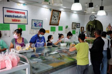 BANGKOK, THAILAND - 19 Mayıs 2021: Khanom Wan Talad Plu Dükkanı Bangkok Tayland 'daki Talad Plu pazarında ünlü bir Tayland tatlıcısı.