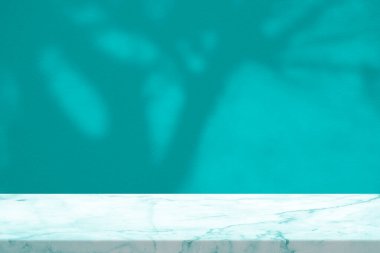 Beton Duvar Dokusunda Ağaç Dallı Beyaz Mermer Masa. Darkturquoise Tonunda Arka plan. Ürün Sunumu, Görünümü ve Moda İçin Uygun..