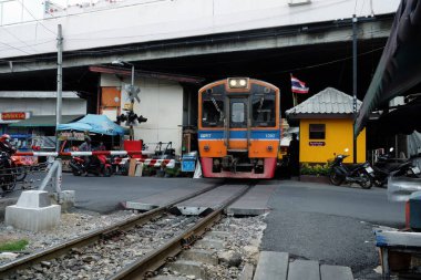 BANGKOK, THAILAND - 13 Temmuz 2021: Talat Phlu Tren İstasyonu 'nda Vintage Train. Bangkok Tayland 'da Thoet Thai yolunda bulunan küçük bir tren istasyonu..