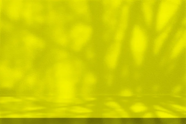 Yüzeyinde Ağaç Dalları Gölgesi Olan Sarı Stucco Masa Duvar Arkaplanı — Stok fotoğraf