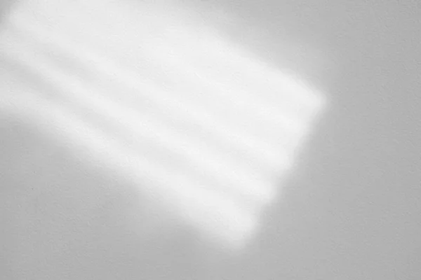 Lichtstrahl Aus Dem Fenster Auf Der Oberfläche Der Weißen Betonwand — Stockfoto
