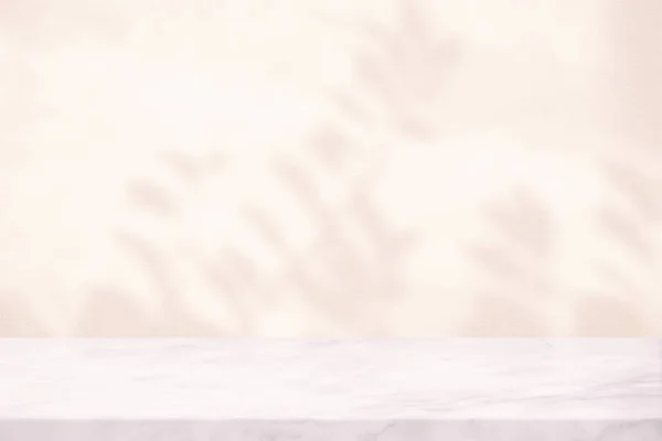 Witte Marmeren Tafel Met Bladeren Schaduw Stucco Muur Textuur Achtergrond — Stockfoto