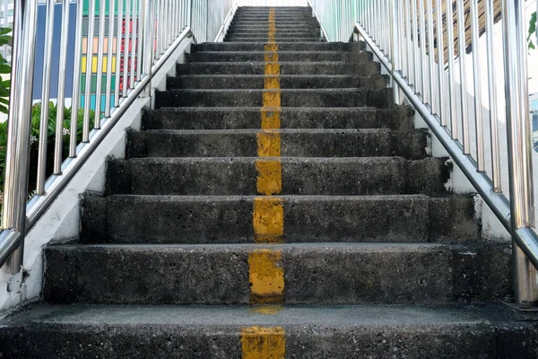 Escalera Hormigón Paso Elevado Con Línea Amarilla Tierra —  Fotos de Stock