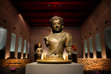 BANGKOK, THAILAND - 10 Ekim 2018: Güneydoğu Asya 'nın en büyük müzesinin bulunduğu Bangkok Ulusal Müzesi' ndeki Antik Güzel Avalokiteshvara heykeli.
