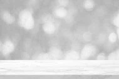 Beton Duvarda Beyaz Bokeh 'li Boş Mermer Masa Ürün Sunumu İçin Arkaplan.