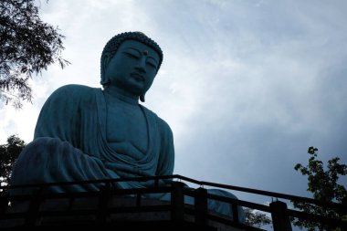 LAMPANG, THAILAND - 22 Ekim 2021: Wat Doi Prachan Mae Tha, Mae Tha, Lampang 'da Büyük Beton Buda Görüntüsü veya Daibutsu.