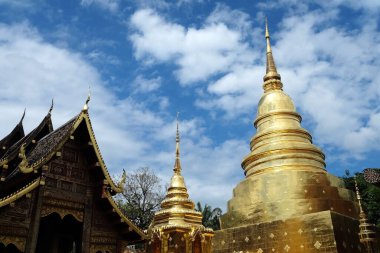 CHIANG MAI, THAILAND - 23 Ekim 2021: Wat Phra Singh Woramahawihan Tapınağındaki Antik Altın Pagoda Eski Tayland şehrinde yer alan.