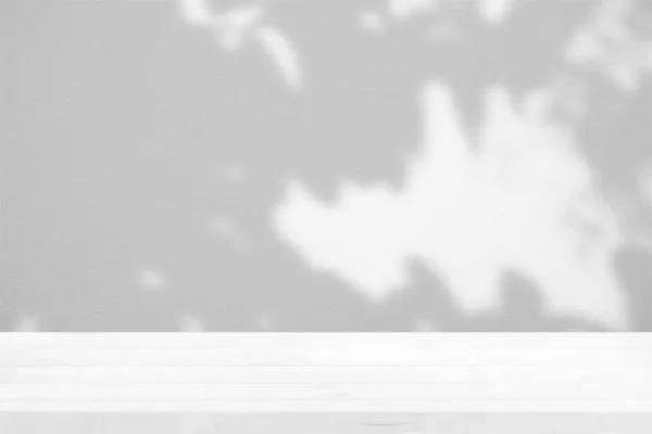Tavolo Legno Bianco Con Ombra Albero Sfondo Texture Muraria Calcestruzzo — Foto Stock