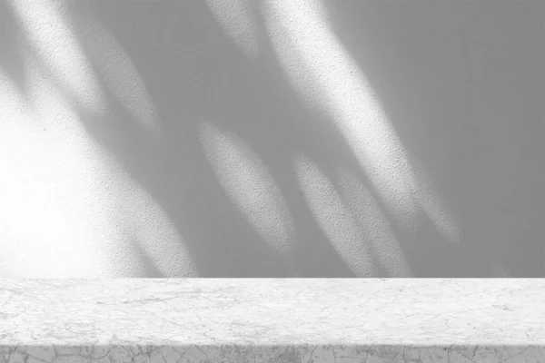 Tavolo Stucco Con Sfondo Parete Stucco Bianco Con Fascio Luce — Foto Stock