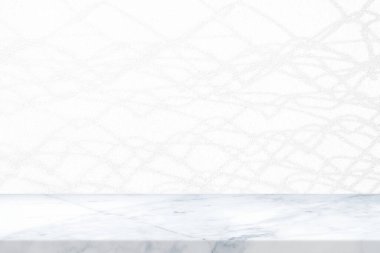 Beton Duvarda Metal Çit Gölgesi olan Mermer Masa Görüntü Arkaplanı Ürün Sunumu, Görünüm ve Moda İçin Uygun.