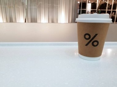 BANGKOK, THAILAND - 23 ARALIK 2021: Kağıt Kupada% Arap Kahvesi Tabelası. Japonya 'da ünlü bir kafe olan Arabica Kafe, Tayland' ın Iconsiam, Bangkok Tayland 'daki ilk şubesi açıldı..