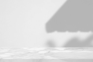 Yüzeyinde Çatı Gölgesi olan Beyaz Stucco Duvar Dokuma Arkaplanı olan Mermer Masa, Ürün Sunum Arkaplanı, Görünüm ve Moda İçin Uygun.