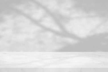 Beton Duvarda Ağaç Gölgesi ile Beyaz Mermer Masa Arka plan, Ürün Sunum Arkaplanı, Görünüm ve Moda İçin Uygun.