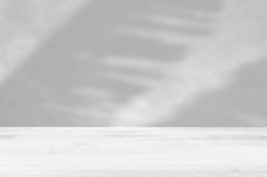 Beyaz Tahta Masa ve Muz Yaprakları Beton Duvar Doku Arkaplanı, Ürün Sunum Arkaplanı, Görünüm ve Moda İçin Uygun.