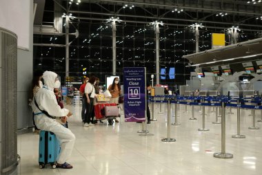 BANGKOK, THAILAND - 27 Mart 2022: Covid-19 'daki Suvarnabhumi Havalimanı' nda Virüs Giysisiyle Tanımlanamayan Gezgin.