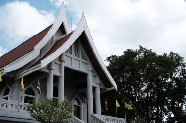 NAKHON PATHOM, THAILAND - Haziran 04, 2022: Tayland 'da ünlü bir tapınak olan Wat Nyanavesakavan Tapınağı' ndaki Beyaz Kilise.