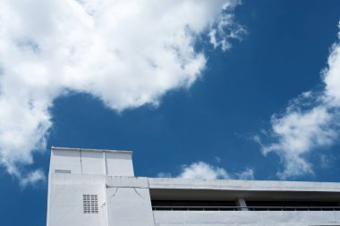 Minal Stili Mavi Gökle Otopark Binası.