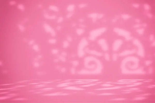 适用于化妆品展示 背景展示 展示及造型的浅色及植物阴影的太平洋粉红室背景 — 图库照片