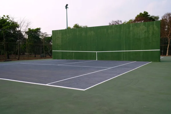 Теннисный Корт Зеленой Стеной — стоковое фото