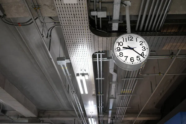 Horloge Analogique Suspendue Plafond — Photo