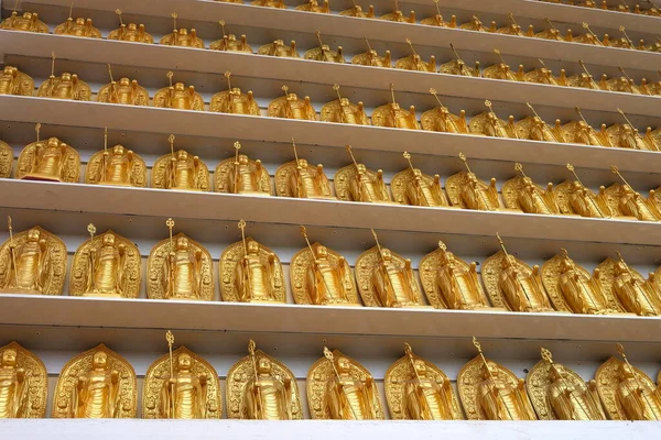 Bottom View Van Golden Buddha Afbeeldingen Muur — Stockfoto