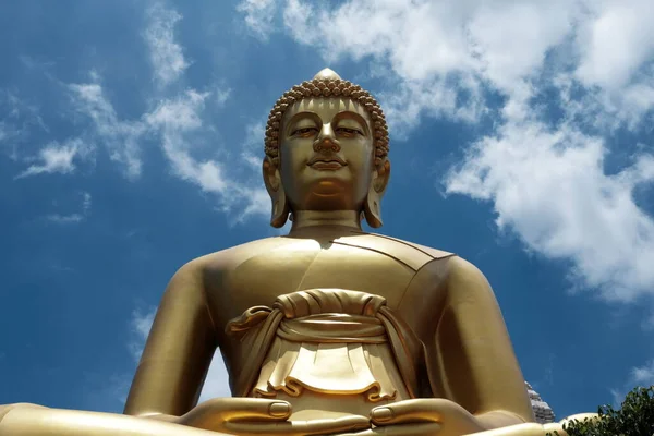Enorma Golden Buddha Image Wat Paknam Phra Sri Charoen Temple — Stockfoto