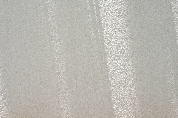 天然光ビームと影の白いスタッコ壁の背景 — ストック写真
