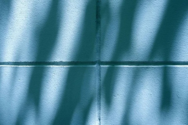 Mavi Ton Arkaplanda Tuğla Duvarda Gölge Bırakıyor — Stok fotoğraf