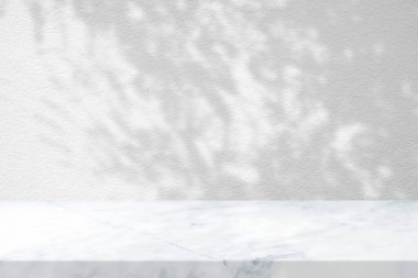 Beton Duvarda Ağaç Gölgesi Arkaplanda Beyaz Mermer Masa, Ürün Sunum Arkaplanı, Görünüm ve Moda İçin Uygun.