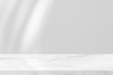 Beyaz Stucco Duvar Dokuma Arkaplanı Gölge Çizgisi ve Işık Işını ile Mermer Masa, Ürün Sunumu, Görünüm ve Moda İçin Uygun.