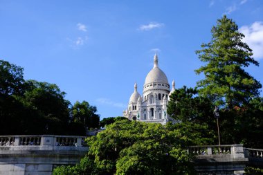 Paris 'in Kutsal Yüreği Bazilikası (Montmartre' de Sacre Coeur) Fransa 'nın başkenti Paris' te ünlü bir kent simgesidir..