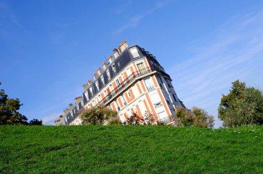 Montmartre 'ın Vintage Batan Binası ya da Montmartre, Paris' teki olağandışı Açı 'daki Lavabo Binası.